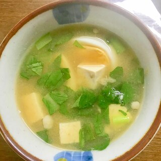 茹で卵と小松菜の味噌汁